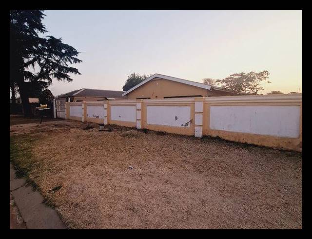 4 BEDROOM HOUSE FOR SALE IN KEMPTON PARK WEST